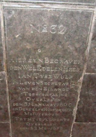 No 32

Hier zijn begraven den wel edelen heer Ian Tijsz Wulp in leven secretaris van den eilande Terschelling overleden den 31 ianuary 1800

En deszelfs huisvrouw meiuffrouw Trijntie Alberts overleden den 22 mey 1815