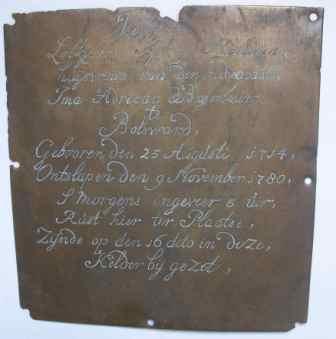 Juffrouw Lolkjen Sipkes Monsma huijsvrouw van den advocaat Ima Adriaan Basseleur te Bolsward gebooren den 25 augusti 1714 ontslaapen den 9 november 1780 `s morgens ongeveer 5 uir
rust hier ter plaatse zijnde op den 16 dito in deze kelder bijgezet