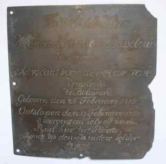 De wel edle heer m Ima Adriaan Basseleur in leeven advocaat voor den ed. hove van Vriesland te Bolsward gebooren den 26 februarij 1716 ontslapen den 13 februarij 1783 `s morgens om halv elf uuren rust hier ter plaatse zijnde op den 19 do in deze kelder bijgeset