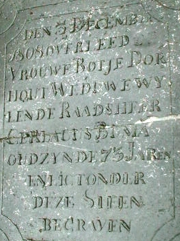 Den 3 december 1808 overleed vrouwe Botje Dorhouts weduwe wylen de raadsheer Gerlacus Buma oud zynde 75 jaren en ligt onder deze steen begraven
