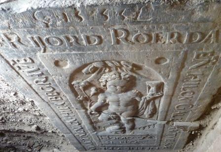 V 1555 L
Rijord Roerda en Hilck Galema tve soene beid ghenumdt Rienick hier begrave
Homo quasi flos V 1555 L
Rijord Roerda en Hilck Galema tve soene beid ghenumdt Rienick hier begrave
Homo quasi flos