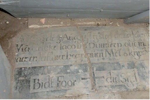 Ao 1631 de 5 augustij sterf de eersame ma Eelcke Iacobs Duinterp out int 52 iaer en leit alhier begraven met 8 kijnders
Bidt foor die sijel Ao 1631 de 5 augustij sterf de eersame ma Eelcke Iacobs Duinterp out int 52 iaer en leit alhier begraven met 8 kijnders
Bidt foor die sijel