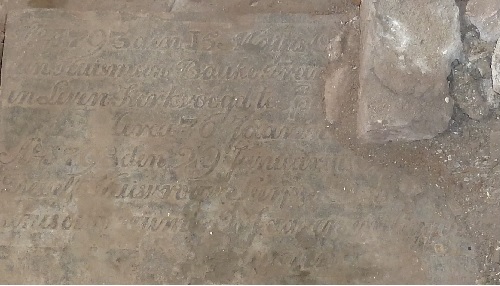 Ao 1793 den 15 may is overleeden den huisman Bauke Fransen Fopma in leven kerkvoogd te Spannum circa 76 jaaren

Ao 1798 den 29 january is overleeden desselfs huisvrouwe Seerpk Douwes Schotanis oud ruim 72 jaaren en liggen hier begraven