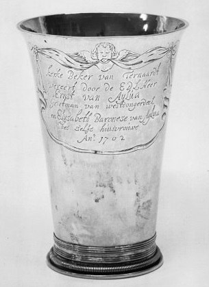 Kerke beker van Ternaardt vereert door de e d l heer Ernst van Aylva grietman van Westdongeradeel en Elijsabeth baronese van Aijlva des selfs huisvrouwe
Ano 1702 Kerke beker van Ternaardt vereert door de e d l heer Ernst van Aylva grietman van Westdongeradeel en Elijsabeth baronese van Aijlva des selfs huisvrouwe
Ano 1702