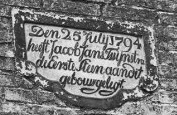 Den 25 julij 1794 heeft Jacob Jans Twijnstra de eerste steen aan dit gebouw gelegt Den 25 julij 1794 heeft Jacob Jans Twijnstra de eerste steen aan dit gebouw gelegt