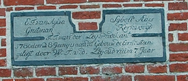 E.F. van Aylva grietman
Sybolt Aedes kerkvoogd
T.T. van der Ley predikant

1780 den 28 junij is aan dit gebouw de eerste steen gelegt door W.T. v.d. Ley oud ruim 7 jaar