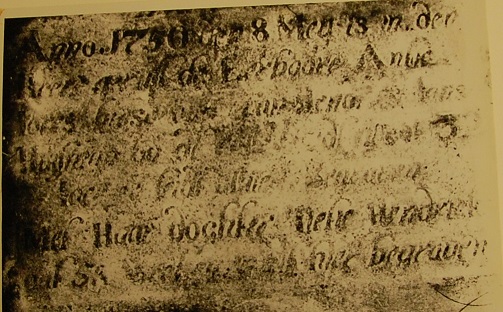 Anno 1750 den 8 mey is in den heere gerust de eerbaare Antie Ioris huisfrou van Hendrick Ians huisman oudt in het 32 iaer en leidt alhier begraven met haar dochter Ietie Hendricks out 50 wecken en leit hier begraven