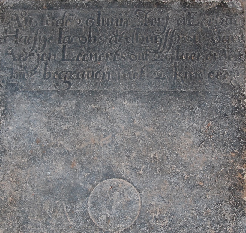 Anno 1616 de 26 junij sterf d eerbare Haesije Iacobs dr d huijsfrou van Aerjen Leenderts out 29 iaer en leit hier begrauen met 2 kindere

A L
