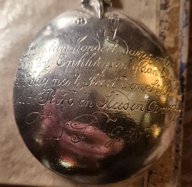 Seventien hondert dartig en tien
Sijn wij Enkhuijsen gaan besien
Een dag na`t feest van St Mathijs
Met peerd en sleed en over `t ijs
SJ GW