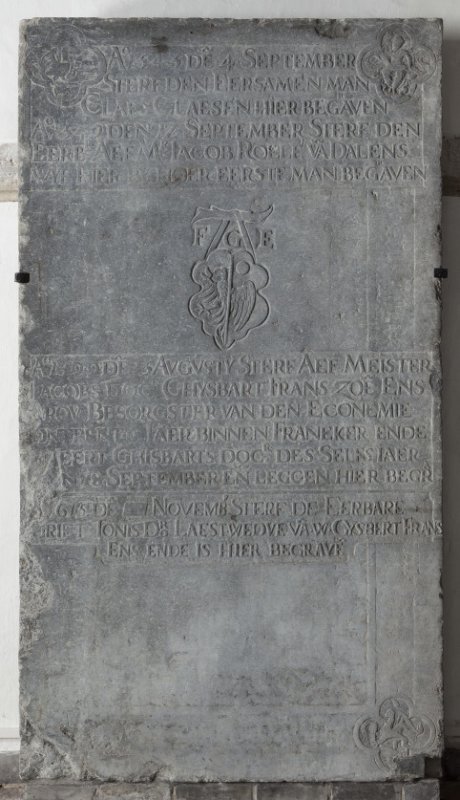 Ao 1545 de 4 september sterf den eersamen man Claes Claesen hier begraven

Ao 1549 den 12 september sterf den eerbr Aef mr Iacob Roelef va Dalens wijf hier by hoer eerste man begraven

F.G.E.

Ao 1599 de 5 augustij sterf Aef meister Iacobs docr Ghisbart Frans zoe Ens [v]rou besorgster van den econemie ontrent 6 iaer binnen Franeker ende ..eert Ghisbarts docr des selfs iaer [de]n 8 september en legen hier begra

[Ao 1]615 de ... novembr sterf de eerbare Griet Tonis do laest wedue va w Gysbert Frans Ens ende is hier begrave