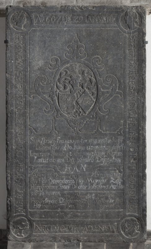 16 I? C 08?

Ao 1607 de 29 ianuary sterf de eersame gheleerd dr Theodoricus Mantgu

Ao 1606 de x martij sterf d e[e]d[e]l[e] Tiaecke Eeuwens zyn wif

sum triu[n?] Franekera tui moderatus habemus
lustra per octo bona dum diumq: fide
iam rude donatus coeliq: receptus in album
laetus ab ore dei pendeo discipilus 
H.A.N.

Anno 1637 den 12 may sterf de deuchderycke Maryke Zas huysfrouwe van doctor Iohannes Ansta olt 38 iaeren

Den 21 may 1656 sterft den hoogheleerden dr Johannes Ansta medicus ter stede Harlingen out ... jaer ende hier begraven