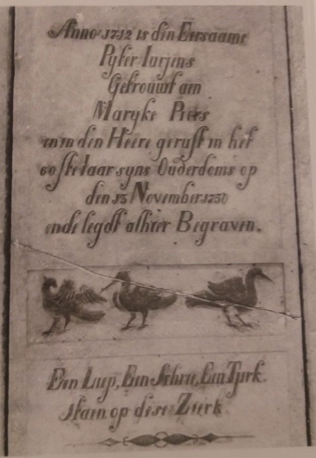 Anno 1712 is den eersame Pyter Iurjens getrouwt aen Maryke Piers en in den heere gerust in het 60ste iaar syns ouderdoms op den 13 november 1750 ende leydt alhier begraven

Een liep een schrie een tjirk 
staen op dese zierk 

vernieuwd in 1871